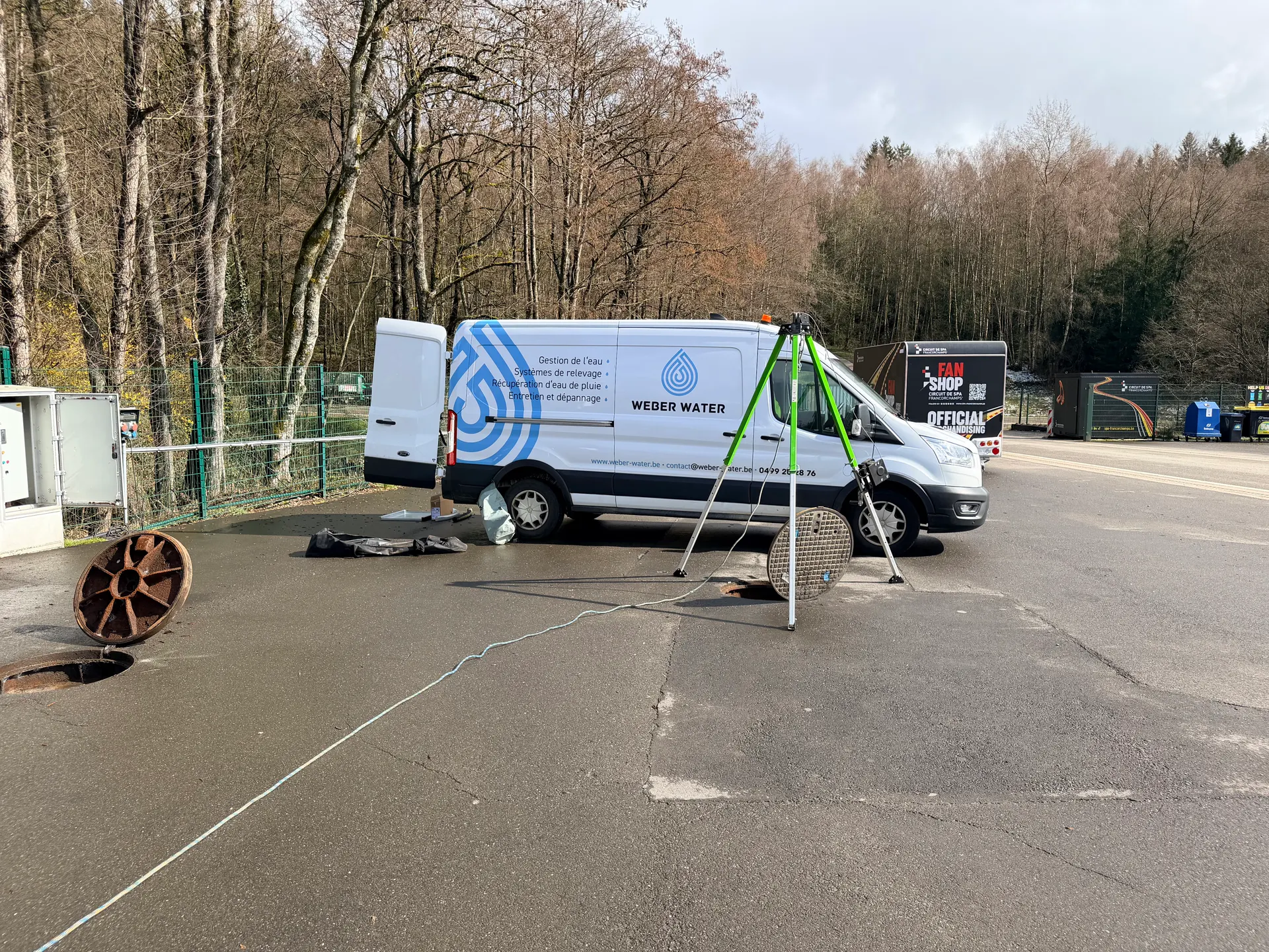 Camionnette Weber Water et trépied de sécurité au-dessus d’une chambre de relevage ouverte au circuit de Spa-Francorchamps